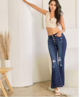 KanCan Petite Distressed Jean